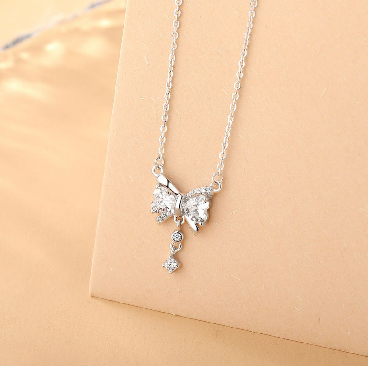 Lustre Papillon Pendant