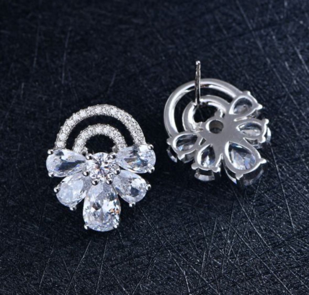 Linnea Knot Studs